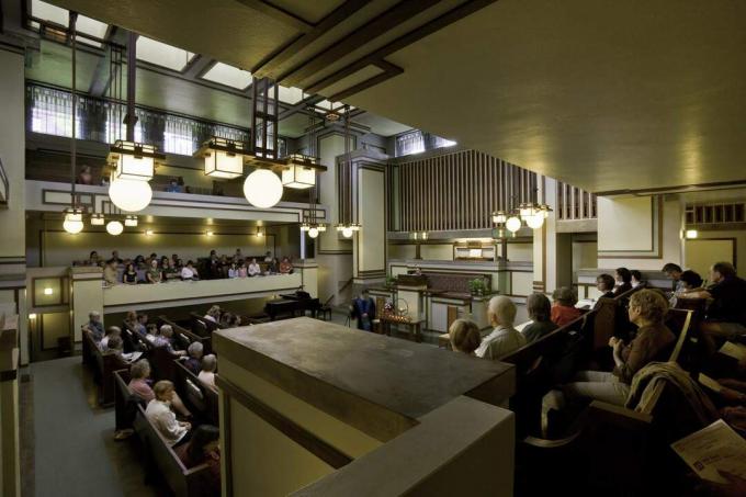 Unity Temple interior de Frank Lloyd Wright, cu utilizarea largă a spațiului deschis