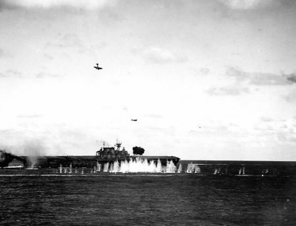 USS Hornet pe mare fiind atacat de aeronave japoneze.