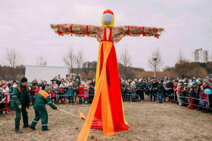 Scena de aprindere Dummy Maslenitsa pe Mythology Slavă de Est