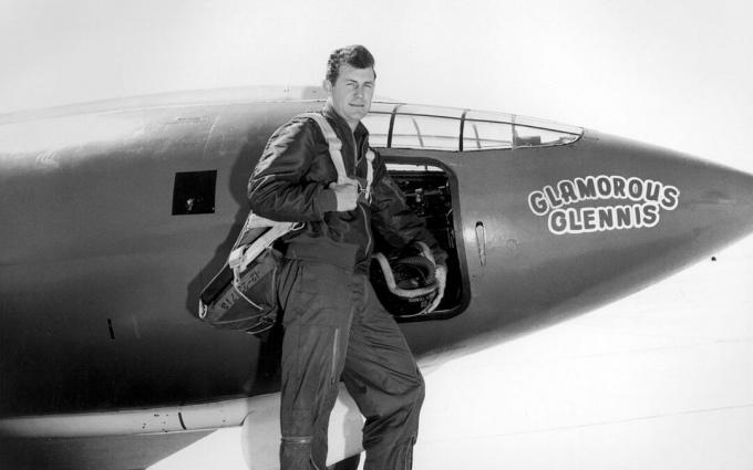 Chuck Yeager în costum de zbor stând în fața lui Bell X-1.