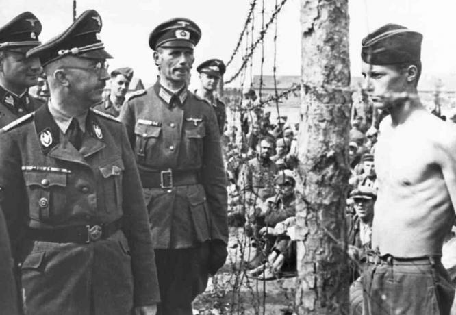 Fotografia lui Heinrich Himmler inspectând tabăra care deține prizonieri ruși