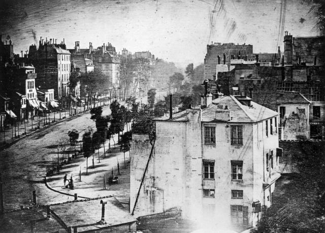 Boulevard du Temple, Paris - Daguerreotip luat de Louis Daguerre.