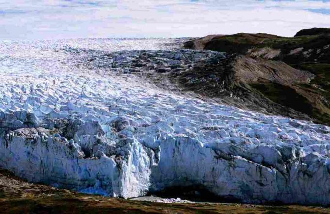 Aerul arctic continental se formează deasupra peisajelor glaciare precum acest capac de gheață din Groenlanda