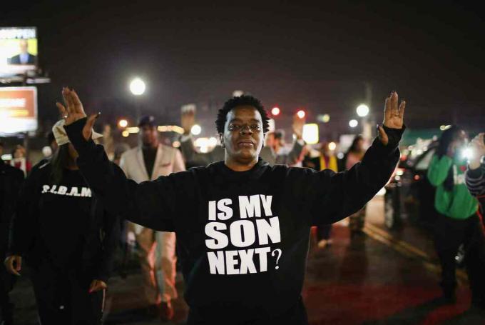 Protestantul care poartă un tricou „Is My Son Next” în timpul revoltelor din 2014 în Ferguson, Missouri.