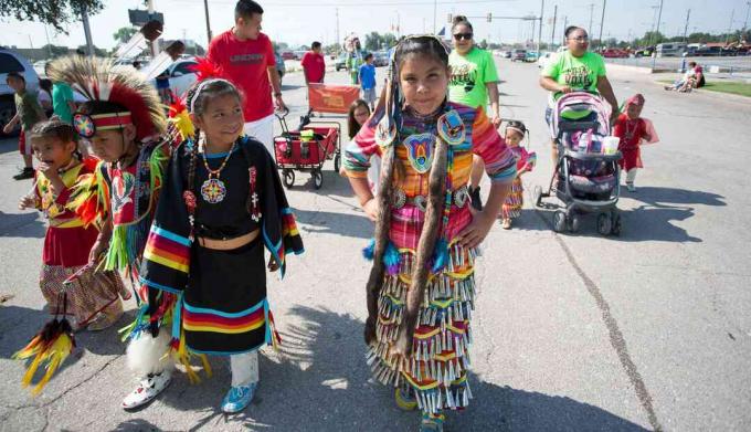 Tinerii dansatori Cheyenne / Arapaho așteaptă începerea paradei Festivalului American Nativ American Red Earth în Oklahoma City