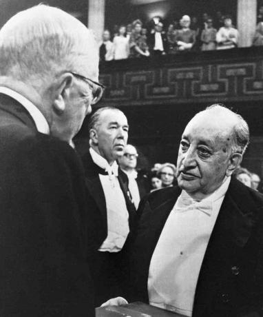 Regele Gustav Adolf care prezintă Asturia cu Premiul Nobel