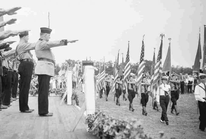 Foto a German American Bund desfășând în tabăra din New Jersey.