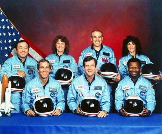 Sharon Christa Mcauliffe; Ronald E. McNair; Grigore Jarvis; Ellison Onizuka; Michael J. Smith; Francisc R. Scobee; Judith A. Resnik