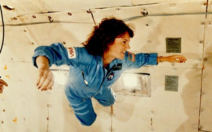 Christa McAuliffe a urmat un antrenament fără greutate în NASA 