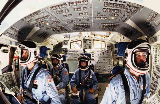 Astronauții navetei spațiale americane înainte de zborul tragic