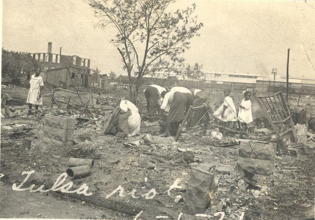 Oameni care caută printre moloz după masacrul cursei din Tulsa, Tulsa, Oklahoma, iunie 1921.