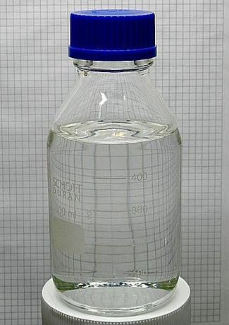 Acidul sulfuric într-un borcan.