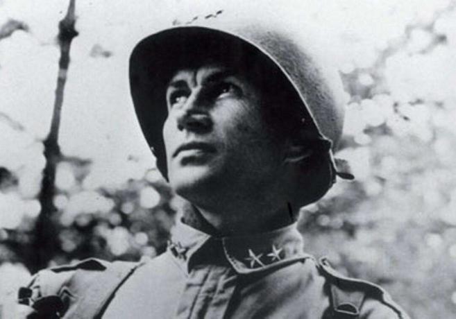 Generalul maior James Gavin în uniformă cu cască.