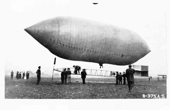 Daredevil și pilotul Lincoln Beachey examinează dirijabilul deținut de Thomas Scott Baldwin la Expoziția din St. Louis din 1904