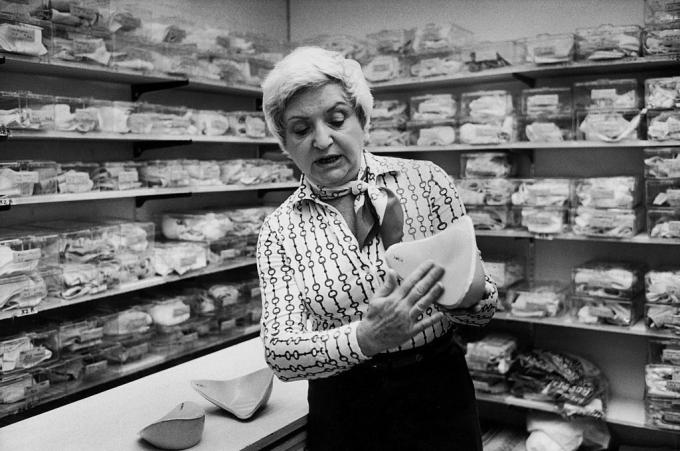 Ruth Handler în camera de depozitare a sânilor protetici pe care a creat-o pentru pacienții cu mastectomie, 1977