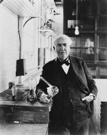 Inventatorul Thomas Alva Edison (1847-1931) arată lămpile incandescente pe care le-a creat la laboratorul său Menlo Park din New Jersey