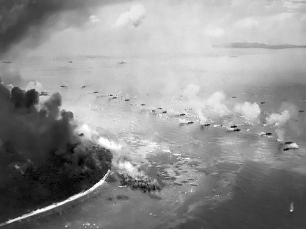 Marini americani aterizează pe Peleliu