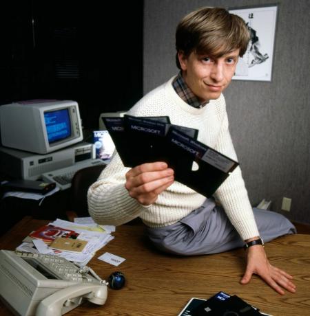 Bill Gates pune în noiembrie 1985 la Bellevue, Washington.