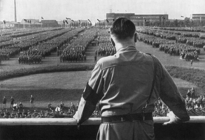 Hitler analizează trupe