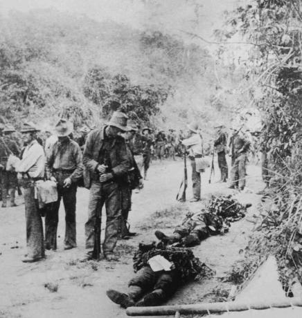 Trupele americane găsesc trei tovarăși morți pe marginea unui drum în timpul războiului filipino-american, circa 1900