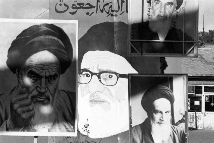Afise din Ayatollah Khomein sunt afișate în interiorul complexului ambasadei americane.