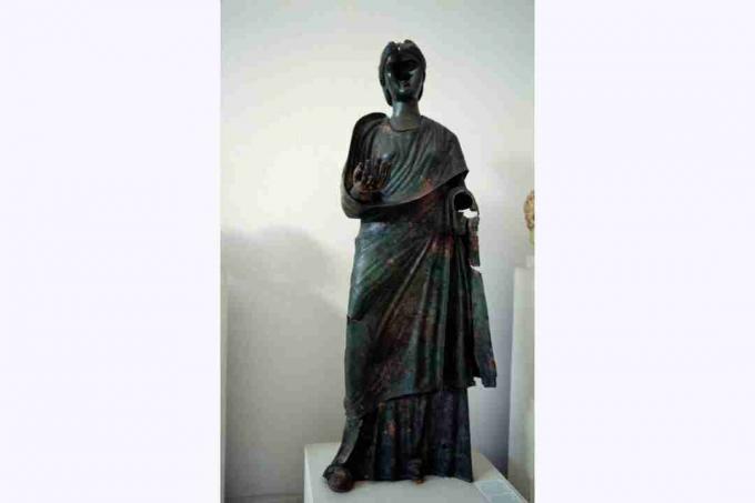 Statuia de bronz a Iuliei Mamaea, mama lui Alexandru Severus, găsită în Sparta, civilizația romană, secolul al III-lea