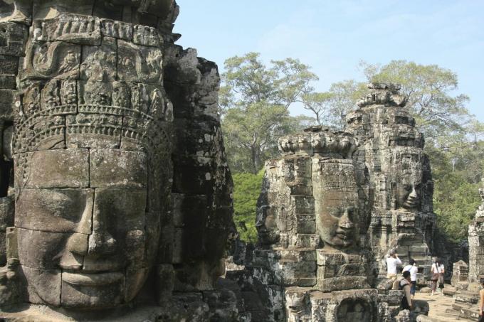 Fața de piatră a templului Bayon la Angkor, templele sacre din Cambodgia