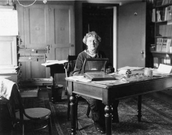 Annie Jump Cannon (1863-1941), stând la birou