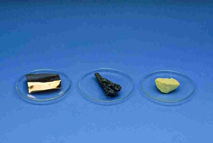 Metal: cupru (stânga); metaloid: arsenic (centru); și nemetalice: sulf (dreapta).