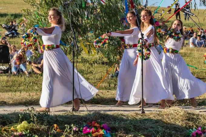 Tradiționala sărbătoare anuală slavă a lui Ivan Kupala în aer liber pe un câmp mare.