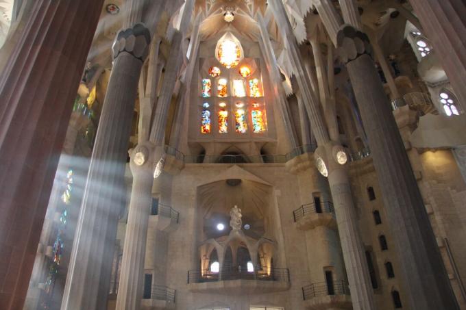 Razele soarelui care trec prin ferestrele către La Sagrada Familia, Barcelona