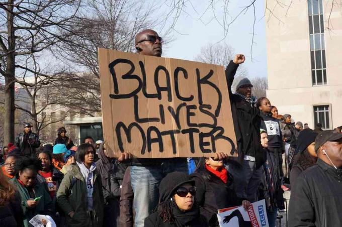 Omul care a protestat cu moartea lui Michael Brown, Eric Garner și Tamir Rice afișează o chestiune de Black Lives în Washington DC.