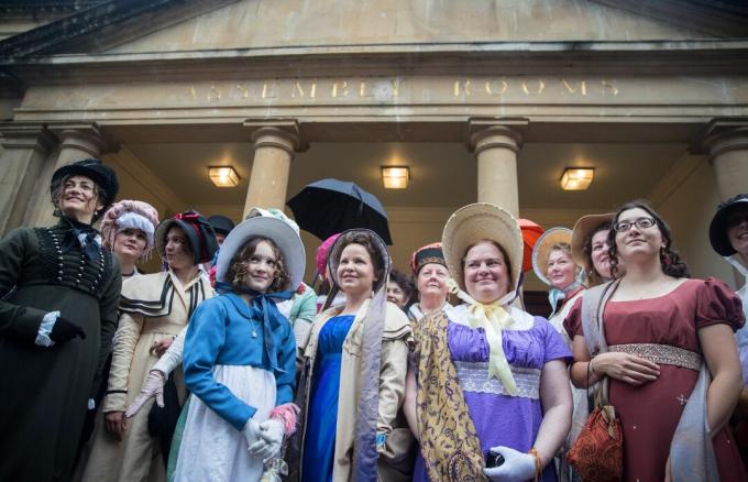 Festivalul Jane Austen se deschide cu o promenadă costumată Regency