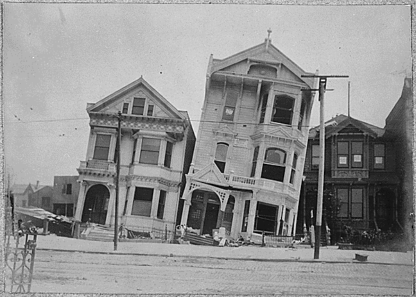 O imagine a caselor care au fost răsturnate de cutremurul din San Francisco din 1906.