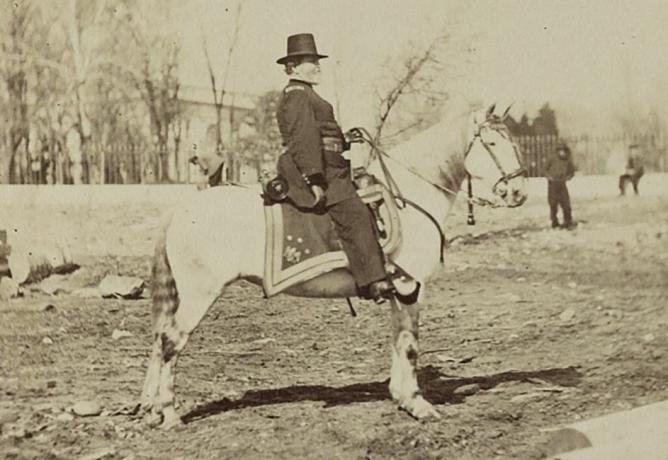 Generalul maior George H. Thomas într-o uniformă a armatei americane astride un cal alb.