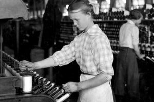 O fată în vârstă de cincisprezece ani lucrează ca licitație de spooler la Berkshire Cotton Mills, în Adams, Massachussetts, 1917.