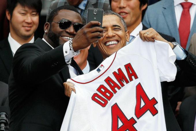 Președintele Obama și David Ortiz, de la Boston Red Sox, își fac un selfie împreună la ceremonia de la Casa Albă în onoarea Campionilor Seriei Mondiale din 2013. Aflați cum teoria interacțiunii simbolice ajută la explicarea popularității selfie-ului.