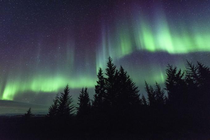 Liniile din aurora urmează liniile câmpului magnetic al Pământului.