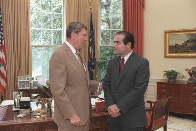 Președintele Ronald Reagan discutând cu nominalizatul pentru justiția Curții Supreme Antonin Scalia în biroul oval, 1986.