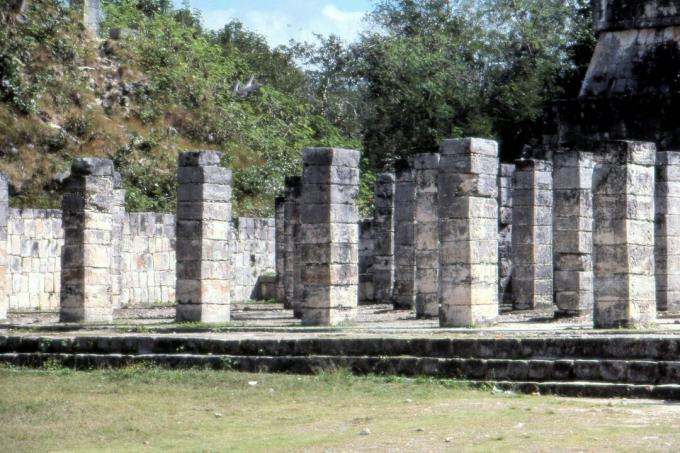 Coloană la Templul Războinicilor de pe amplasamentul Maya din Chichén Itzá, Yucatan, Mexic