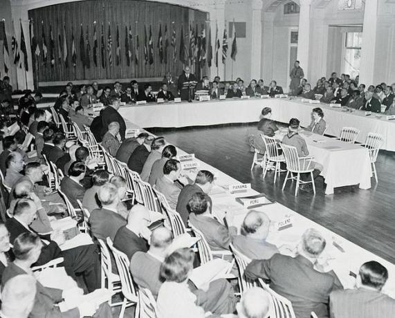 Conferința de la Bretton Woods: Organizația Națiunilor Unite se întâlnește la Hotelul Mount Washington pentru a discuta despre programele de cooperare și progres economic.
