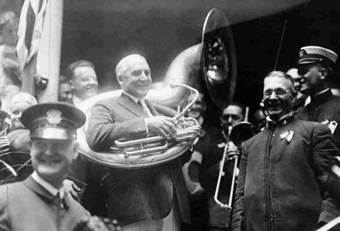 Warren Harding pozând cu muzicieni în 1920