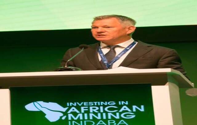 Mike Fraser, COO din South 32, vorbește în prima zi a Indaba minieră din Cape Town