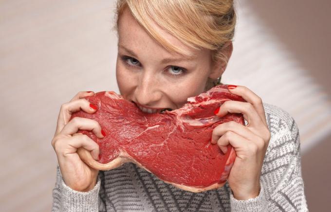 O cale de infecție cu antrax constă în consumul de carne sub formă de gătit de la un animal infectat.