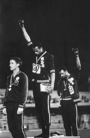 Fotografie a membrilor echipei de piese afro-americane americane, Tommie Smith și John Carlos, ridicând pumnii înmănuși ai puterii negre, în semn de protest pentru drepturile civile, în timpul ceremoniei de medalii la Olimpiada din 1968, din Mexico City