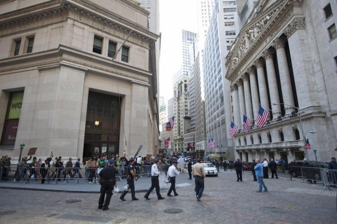 Intersecția istorică dintre Broad Street și Wall Street din New York