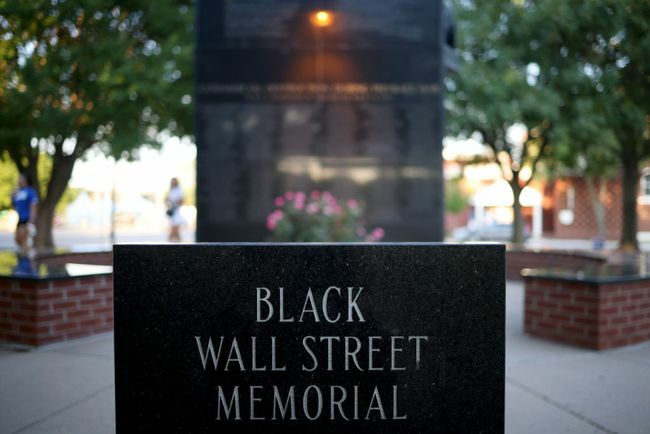 Memorialul masacrului din Black Wall Street este afișat pe 18 iunie 2020 în Tulsa, Oklahoma.