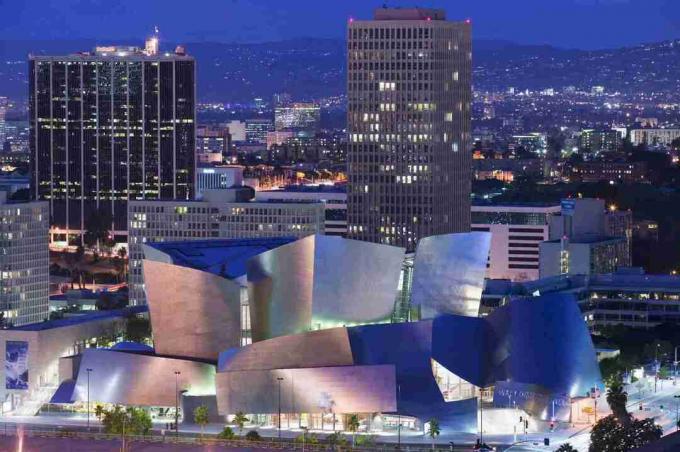 Sala de concerte twinly metal din Gehry, în fața clădirilor tradiționale de birouri din Los Angeles