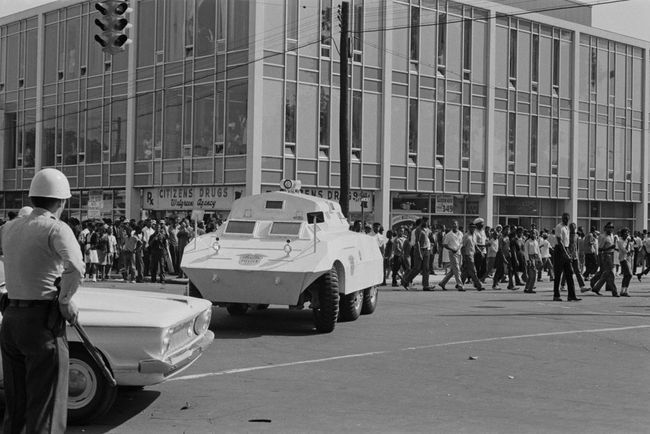 Negri americani care marșează la colțul străzii 16 cu 5th Avenue din Birmingham, Alabama, la începutul campaniei de la Birmingham, mai 1963.
