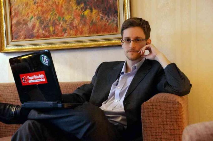 Edward Snowden pozează pentru o fotografie în timpul unui interviu într-o locație nedezvăluită în decembrie 2013 la Moscova, Rusia.
